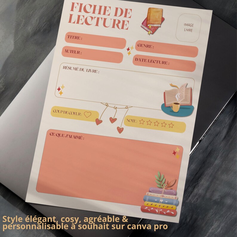 Puede incluir: Una ficha de lectura beige con el texto "FICHE DE LECTURE". Incluye secciones para t&iacute;tulo, autor, g&eacute;nero y resumen del libro. Ilustraciones de libros y motivos de coraz&oacute;n adornan la ficha.