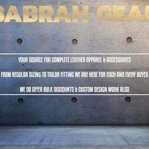 K&ouml;nnte beinhalten: Betonwand-Hintergrund mit dem goldenen Text "BABRAH GEAR" oben. Ein wei&szlig; umrandetes Rechteck enth&auml;lt Text &uuml;ber Lederbekleidung und -accessoires, einschlie&szlig;lich regul&auml;rer Gr&ouml;&szlig;en, ma&szlig;geschneiderter Passform und Mengenrabatte.
