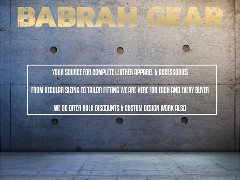 K&ouml;nnte beinhalten: Betonwand-Hintergrund mit dem goldenen Text "BABRAH GEAR" oben. Ein wei&szlig; umrandetes Rechteck enth&auml;lt Text &uuml;ber Lederbekleidung und -accessoires, einschlie&szlig;lich regul&auml;rer Gr&ouml;&szlig;en, ma&szlig;geschneiderter Passform und Mengenrabatte.
