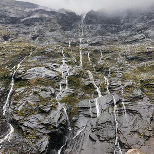 Impression de photographie CameraRollCo - Cascade rocheuse en Nouvelle-Zélande, décoration murale