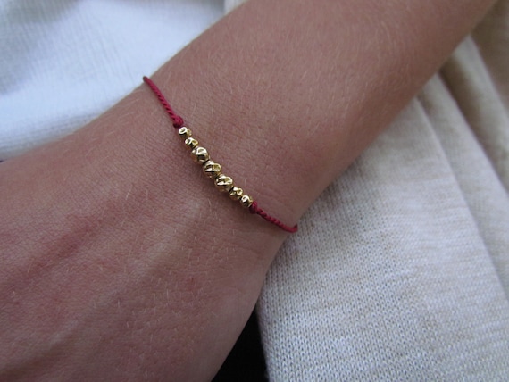 Bracelet Large Rétro Avec Perle Rouge Vif - Extensible, Décor Or - Occasion Bon État