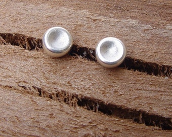 Puces d&#39;oreilles en argent sterling, Puces d&#39;oreilles en argent, Boucles d&#39;oreilles en argent sterling, Petit (4 mm) Clous d&#39;oreilles en argent avec galets, Puces d&#39;oreilles