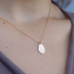 Glänzende Blütenblatt Teardrop Anhänger Halskette, Gold Teardrop Halskette, Teardrop Anhänger Halskette, Gold Minimalist Halskette, Zarte Goldkette