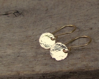 Petites boucles d'oreilles disque en or, Petites boucles d'oreilles en or, Boucles d'oreilles simples en or, Boucles d'oreilles Gold Filled, Bijoux minimalistes, Boucles d'oreilles en or martelé