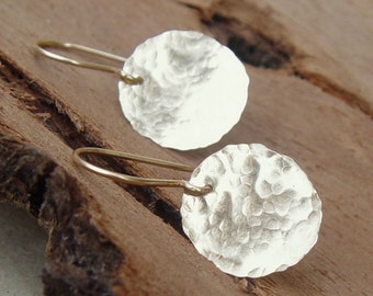 Boucles d'oreilles disque en or, Boucles d'oreilles en or, Boucles d'oreilles simples en or, Boucles d'oreilles plaquées or, Bijoux en or, Bijoux minimalistes, Boucles d'oreilles en or martelé