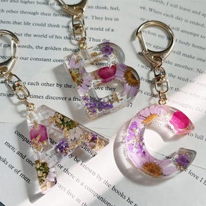 Llavero de resina con flores prensadas moradas, hecho a mano. Llaveros florales auténticos con el mes de nacimiento. Nombre con iniciales y letras del alfabeto. Regalo para ella. Regalos de cumpleaños.
