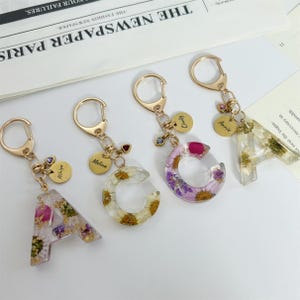 Llavero con inicial de nombre personalizado | Llavero con nombre de resina con flores prensadas hecho a mano | Llavero de piedra con el mes de cumpleaños personalizado | Regalos para ella