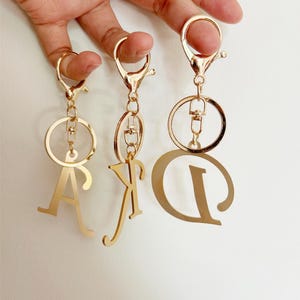 Llavero con letra inicial dorada, llavero de la A a la Z, llavero con iniciales, bonitos llaveros de metal con alfabeto para bolsos, regalos del día de San Valentín para mujeres y hombres