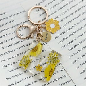Custom Name Initial Letter Keychain Resin Alphabet Keyrings,Personalized Yellow Petals Gold Foil Key Ring Charm with Daisy Tassel Pendant
