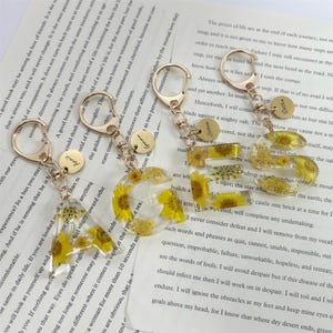 Chaveiro com letras e flores secas amarelas personalizadas, chaveiro com nome personalizado e inicial de resina, presente para ela, presente de aniversário, presentes de casamento para madrinhas