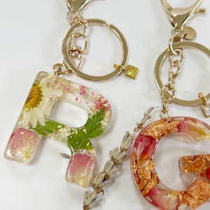 Chaveiro de resina com pétalas de alfabeto e folha de ouro com pedra de nascimento, chaveiro de resina com flores prensadas feitas à mão, presentes para ela, presente para madrinhas