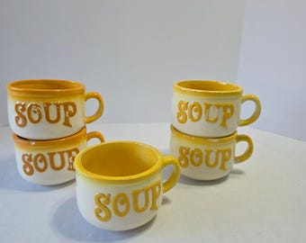 Vintage aardewerk soepmokken set van 5 mosterdgele soepbekers met reliëf