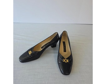Zapatos de tacón Helene Arpels con cadena dorada y estampado de lagarto negro, talla 9.5B, estilo vintage italiano de los años 80 y 90.
