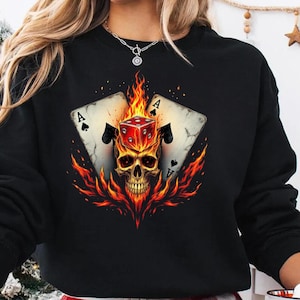 Calavera llameante de póquer PNG, diseño de cartas de dados en llamas, camiseta de fuego de as de espadas, jugador de calavera ardiente PNG, diseño de mano de póquer del infierno, póquer PNG