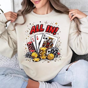 All In Poker PNG, diseño de camiseta de casino, vibraciones de juego PNG, camiseta de noche de póquer, diseño PNG de juego de cartas, camiseta con fichas de póquer PNG, dados y cartas
