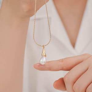 Silver Pearl Pendant Necklace, Pearl Lily Floral Cap Pendant Teardrop Necklace,  Bridal Jewelry Silver Pearl, Birthday Gift for Girls, Wife