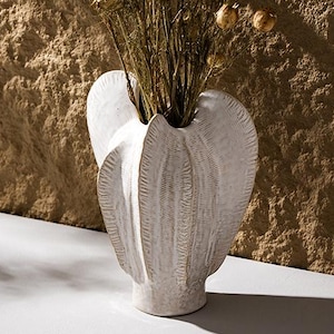 Sculptural Ceramic Vase: Modern Heart-Shaped Home Decor