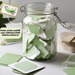 Puede incluir: Un tarro de vidrio lleno de pequeñas notas de papel en forma de corazón verde y blanco. El tarro tiene una tapa plateada y una etiqueta que dice "Amo mi guisante dulce". El texto "¡Imprime, escribe y llena un tarro con mini cartas de amor sinceras!" está escrito sobre un fondo blanco.