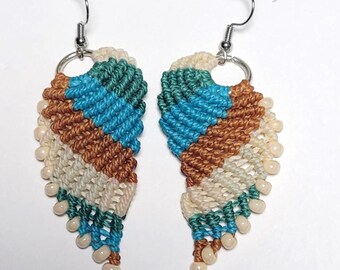 Pendientes de macramé con forma de ala de ángel: joyería bohemia tejida con cuentas pequeñas.