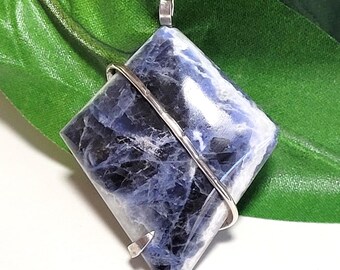 Colgante de sodalita envuelto en alambre de plata Argentium – Cabujón de diamante