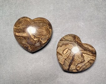 Corazones de piedra marrón pulida y abultada