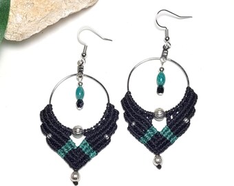 Pendientes de macramé bohemios negros de plata - Pendientes de aro de macramé - Negro y verde azulado - Pendientes de macramé hechos a mano - Pendientes tejidos