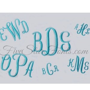 Könnte beinhalten: Eine Sammlung von gestickten Buchstaben in türkisblau in einer kursiven Schriftart. Die Buchstaben umfassen E, W, D, B, D, S, O, P, A, B, G, R, K, M und S. Die Buchstaben befinden sich auf einem weißen Hintergrund.