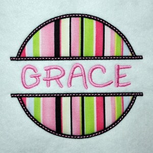 Könnte beinhalten: Ein rosa-grüner Kreis mit schwarzem Rand und dem Wort "GRACE" in rosa Schrift darin.