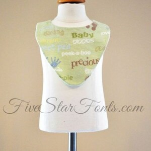 Pode incluir: Um babador para bebê verde e marrom com as palavras "Baby Googles", "Peek-a-boo" e "Precious" impressas nele.