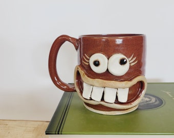 NIEUW. Sarah de STUDENT. Nelson Studio Ug Chug Face Mug Koffie- en theekop. Unieke rode koffiemokken. Cadeau voor haar. Ug Chug-aardewerk.