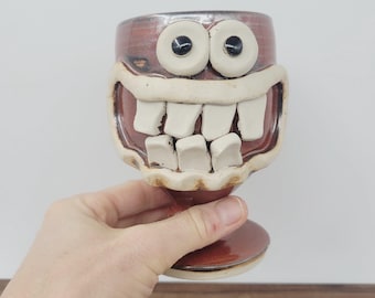 Cáliz para beber vino con cara divertida. Copa de tallo corto.