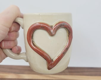 Taza de café Love / Taza de corazón / Cerámica hecha a mano / Crema