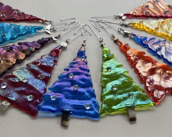 Könnte beinhalten: Ein Set mit 10 schillernden Weihnachtsbaumschmuck aus Glas in verschiedenen Farben, darunter Rot, Blau, Grün, Gelb und Orange. Jeder Schmuck hat einen silbernen Draht zum Aufhängen.