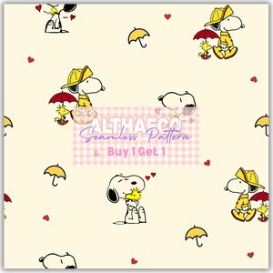 Op de afbeelding: Naadloos patroon met Snoopy en Woodstock-personages in gele regenjassen en hoeden, met paraplu's, met rode harten en gele paraplu's op een crèmekleurige achtergrond. De tekst "Buy 1 Get 1" is ook zichtbaar.