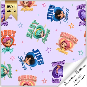 Pode incluir: Um padrão sem costura com personagens de desenhos animados em molduras em forma de coração, com texto como "JINU", "BABY" e "ROMANCE" em um fundo lilás claro. O design inclui estrelas e as palavras "Sajaboys" e "2025."