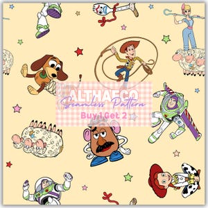 Op de afbeelding: Een naadloos patroon op een lichtgele achtergrond met stripfiguren, waaronder een cowboy met een lasso, een space ranger, een aardappelvormig figuur, een hond met een verend lichaam, een herderin met schapen en diverse sterren.