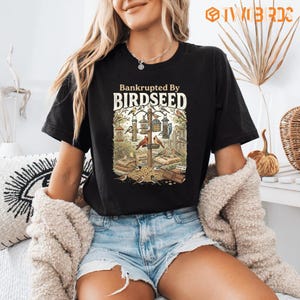 Failliet gegaan door vogelzaad PNG: Grappig citaat voor vogelliefhebbers, ontwerp met humoristische tekst over vogels kijken in de achtertuin, png-afbeelding met dieren in het wild (digitale download)