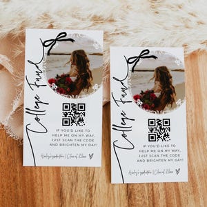 Może przedstawiać: Dwie białe karty z napisem "College Fund" w ozdobnej czcionce. Każda karta zawiera zdjęcie osoby na plaży, kod QR i tekst "Jeśli chcesz mi pomóc, po prostu zeskanuj kod i rozjaśnij mój dzień!"