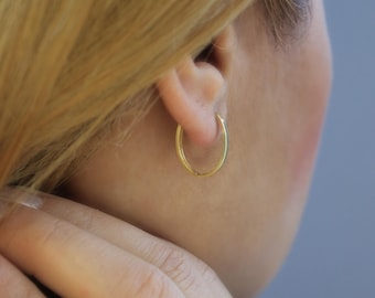 14 kt gouden ovale oorringen: minimalistische knuffels