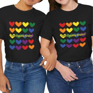 Puede incluir: Dos camisetas negras con un arcoíris de corazones y el texto "Love. Equality. Respect." impreso en la parte delantera.