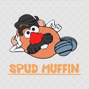 Könnte beinhalten: Eine Cartoon-Illustration einer Kartoffel mit einem schwarzen Hut, einem Schnurrbart und einer roten Nase. Die Kartoffel trägt ein blau-weiß gestreiftes Hemd und darunter steht der Text "SPUD MUFFIN".