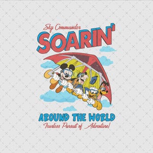 Puede incluir: Ilustración de Mickey, Goofy, Donald y Pluto volando en ala delta. El texto "Sky Commander SOARIN'" y "AROUND THE WORLD Fearless Pursuit of Adventure!" se muestra sobre un fondo gris claro.