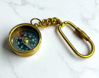 Vintage Messing Kompass Schlüsselanhänger – Mini Taschenkompass Geschenk für Reisende, Wanderer & Abenteurer – Kostenloser Versand