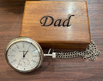 Personalierte Taschenuhr für Papa mit gravierter Holzbox, Geschenk für den Vater des Bräutigams, Vintage-Stil, Geburtstag oder Vatertag