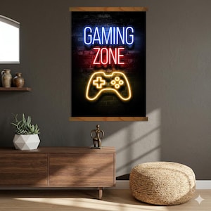 Könnte beinhalten: Ein Wandkunstwerk mit schwarzem Hintergrund und Neon-Design. Das Schild lautet "GAMING ZONE" in Blau und Rot, mit einer gelben Controller-Grafik darunter. Das Kunstwerk ist mit Holzleisten gerahmt.