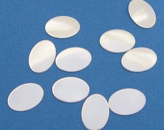 Ręcznie tłoczone puste srebrne zawieszki owalne w kształcie dysków OWALE Puste 1/2 x 1/3 cala (14 mm x 10 mm) Tworzenie biżuterii GŁADKIE Jakość Ilość 4