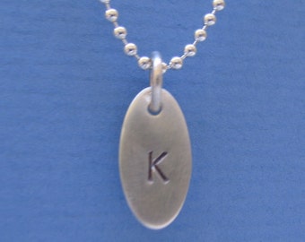 Personnalisé Sterling Silver OVAL 1/2 pouce Pendentif Estampillé à la main Initiale, Lettre, Mot, Symbole ID Nom Custom Tag Disc Charme