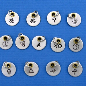 Colgante de plata esterlina remachado con símbolo estampado a mano, signo de la paz, Om, abeja, flor de loto, signo de interrogación, pájaro, calavera, yin yang, iniciales para collar