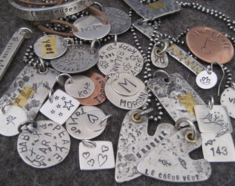 Breloque en argent sterling rivet or ou laiton au choix symbole signe de paix Om abeille fleur de lotus point d'interrogation main triangle oiseau crâne yin yang