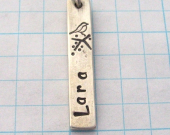 Srebrny wisiorek Biżuteria personalizowana Bardzo gruby metal Niestandardowy ręcznie kuty Ręcznie tłoczony grawerowany pasek Tag Charm do naszyjnika Ręcznie robiony